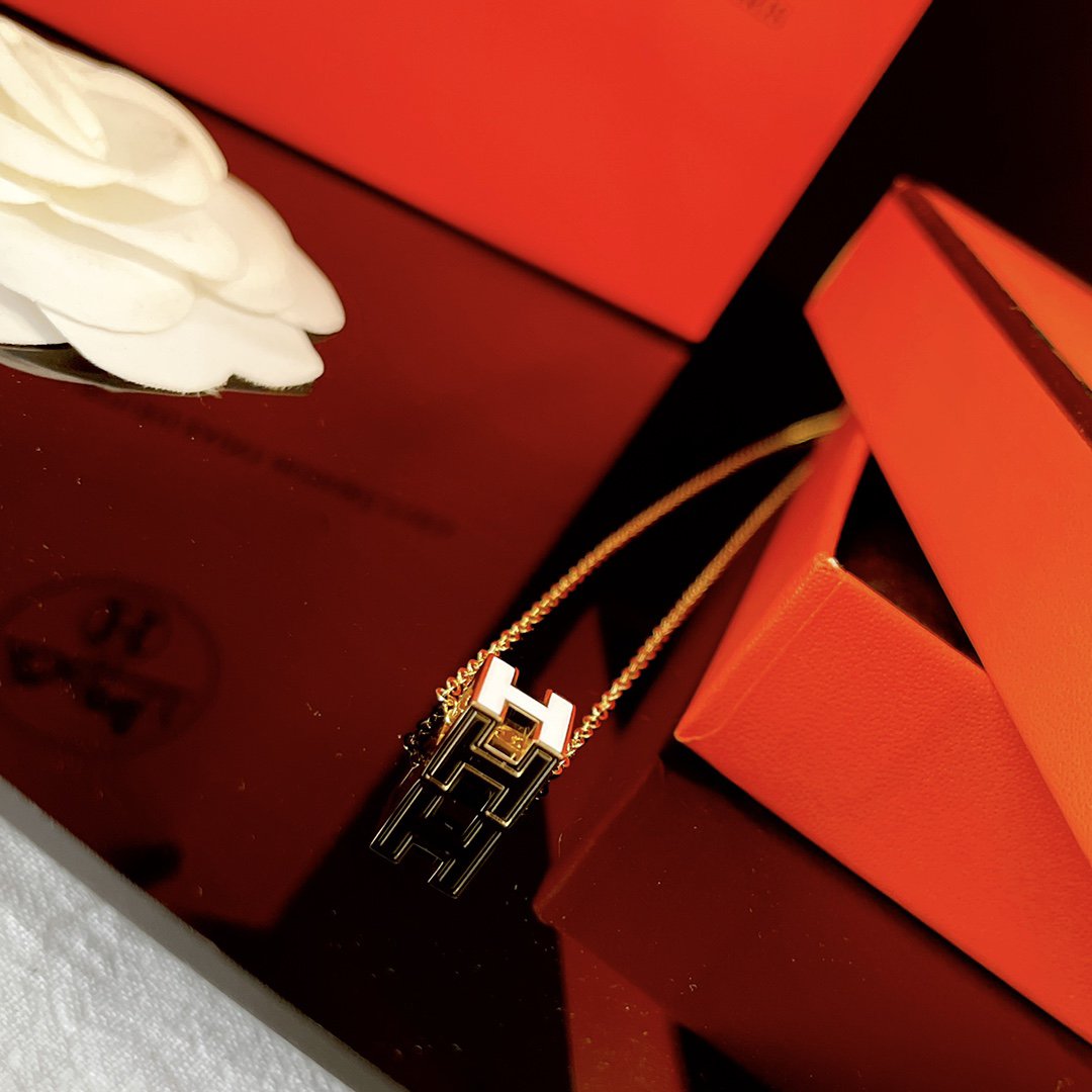 [✨ROSE✨]H WHITE SQUARE GOLD NECKLACE