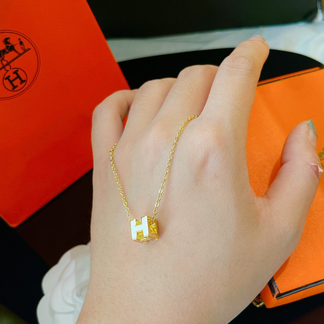 [✨ROSE✨]H WHITE SQUARE GOLD NECKLACE