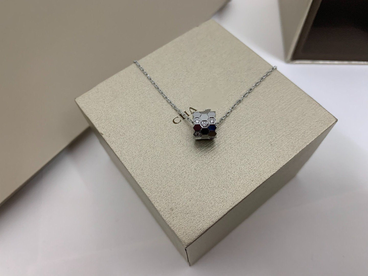 [✨ROSE✨]BEE LOVE DIAMOND NECKLACE