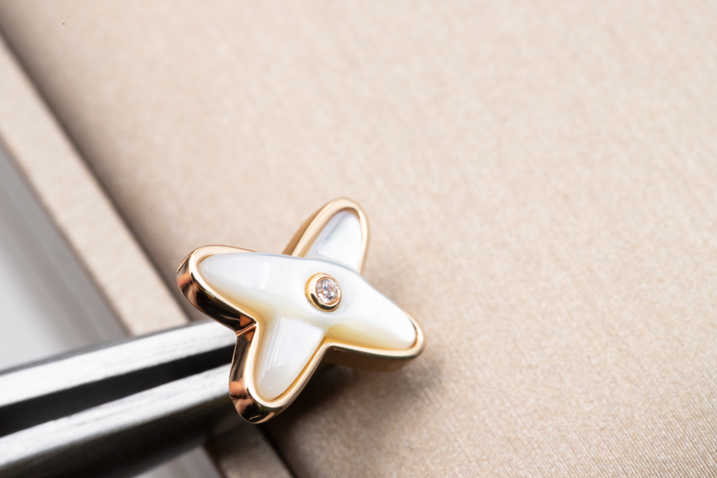 [✨ROSE✨]JEUX DE WHITE MOP PINK GOLD DIAMOND EARRINGS