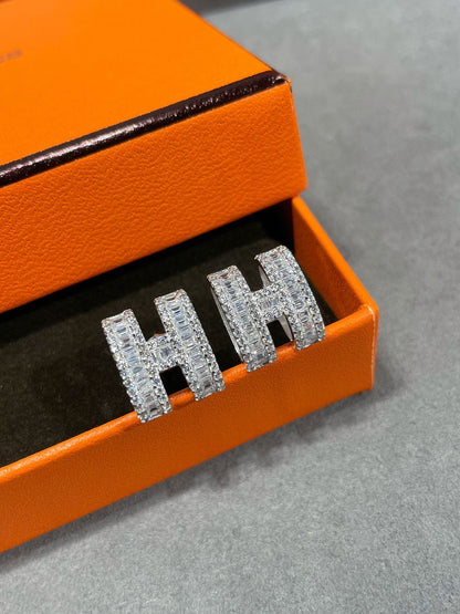[✨ROSE✨]H STUD EARRINGS WITH SILVER DIAMONDS