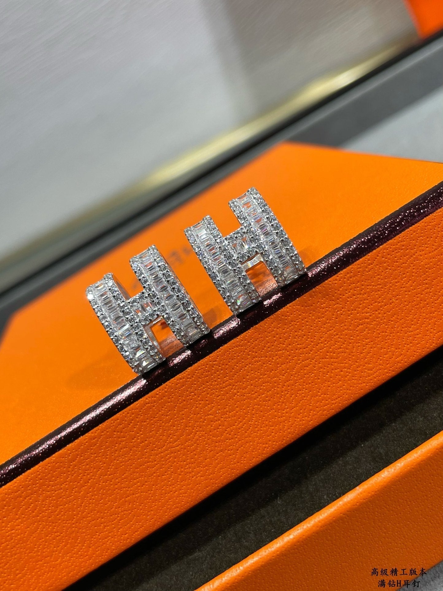 [✨ROSE✨]H STUD EARRINGS WITH SILVER DIAMONDS