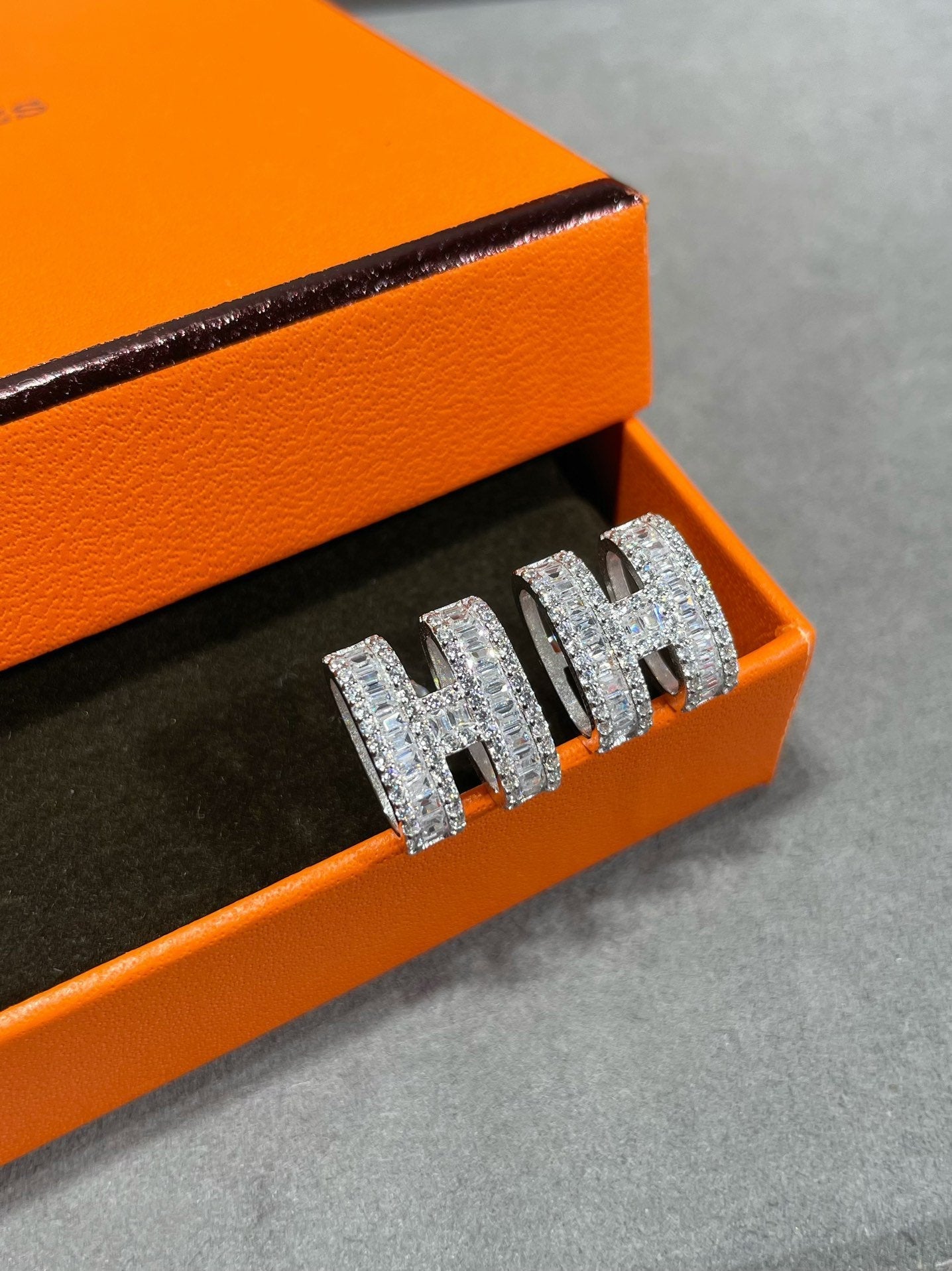 [✨ROSE✨]H STUD EARRINGS WITH SILVER DIAMONDS