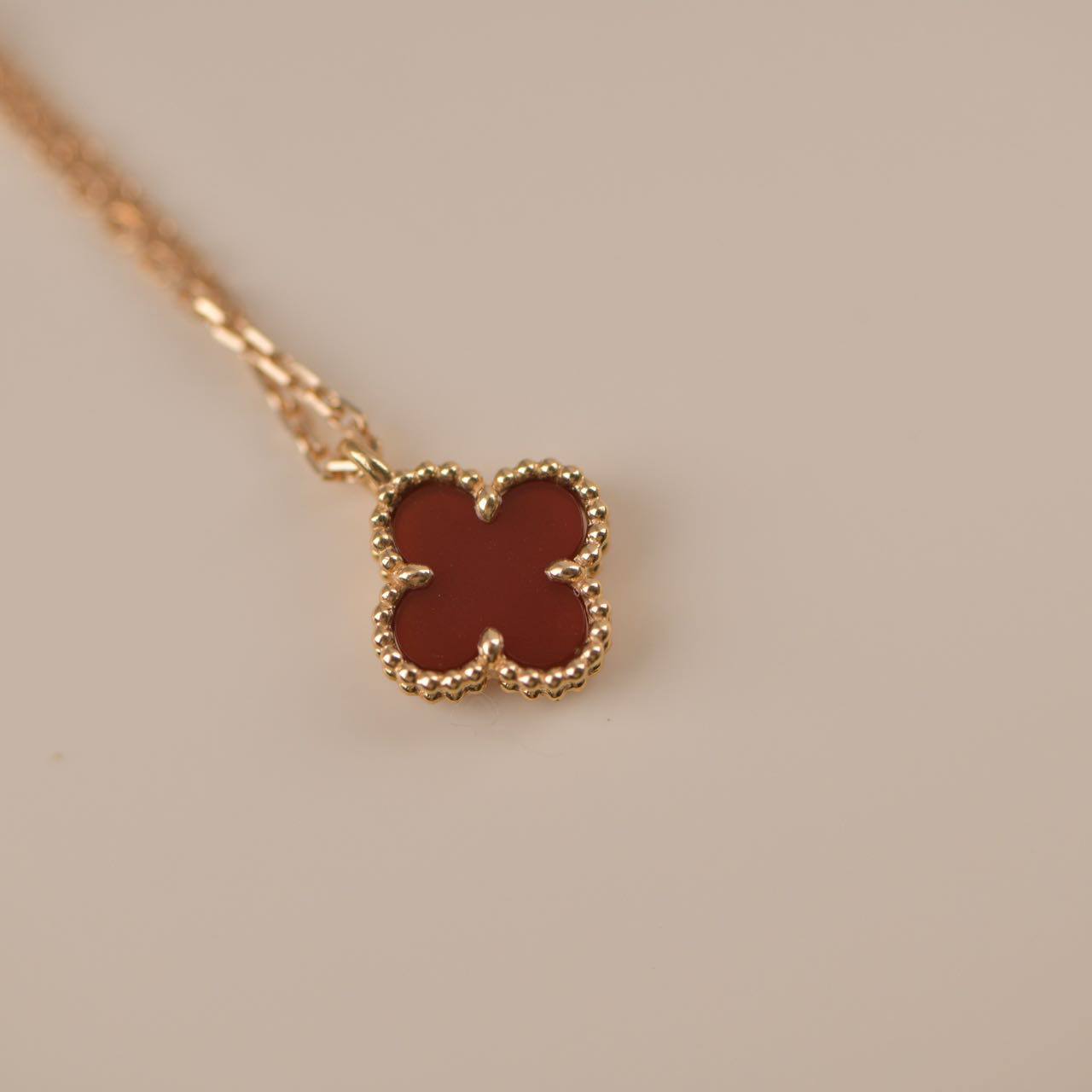 [✨ROSE✨]CLOVER MINI 9.5MM WHITE CARNELIANS NECKLACE