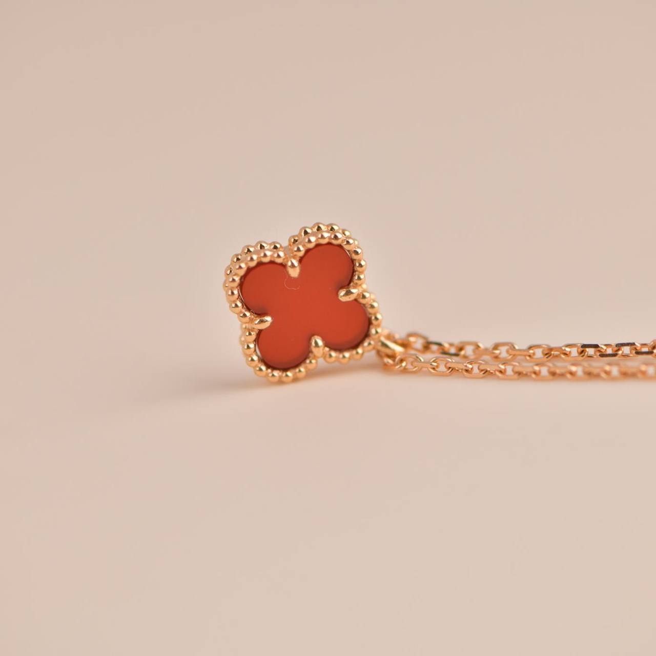 [✨ROSE✨]CLOVER MINI 9.5MM WHITE CARNELIANS NECKLACE