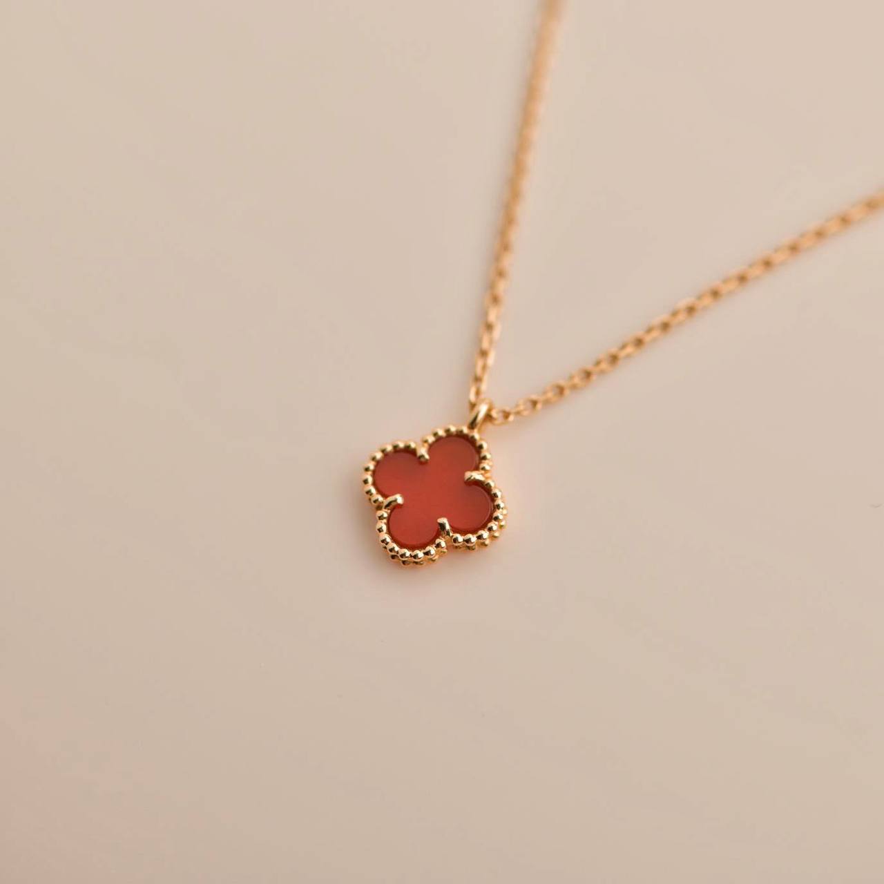 [✨ROSE✨]CLOVER MINI 9.5MM WHITE CARNELIANS NECKLACE