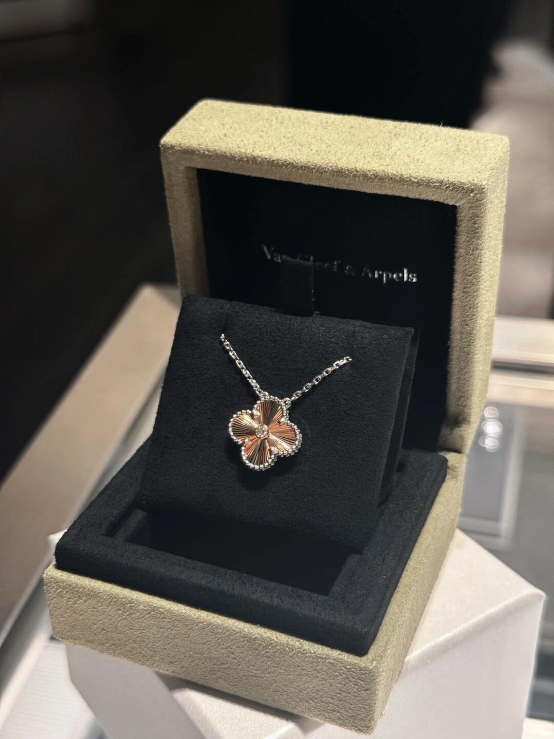 [✨ROSE✨]2024 CHRISTMAS LIMITED EDITION CLOVER 15MM LASER NECKLACE